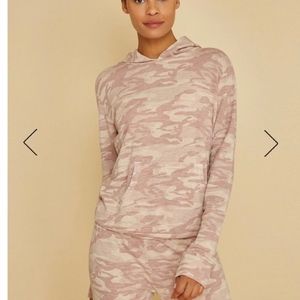 NEW WITH TAGS MONROW-SUPERSOFT PULLOVER